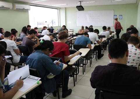 Mais de 2 mil fazem provas para estágio do TCE com bolsas de R$ 1,1 mil