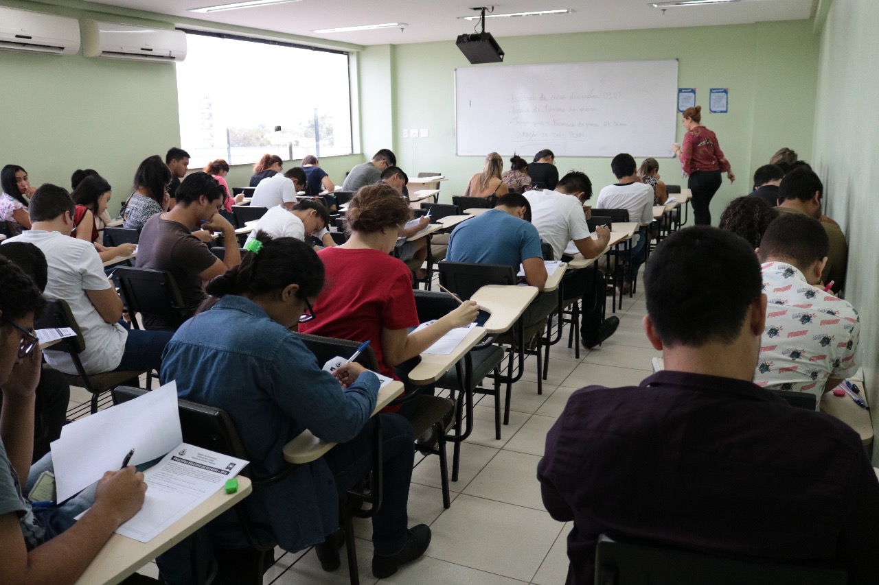 Mais de 2 mil fazem provas para estágio do TCE com bolsas de R$ 1,1 mil