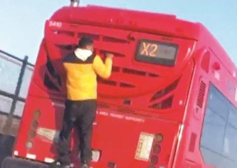 Homem flagra jovem pendurado em ônibus 