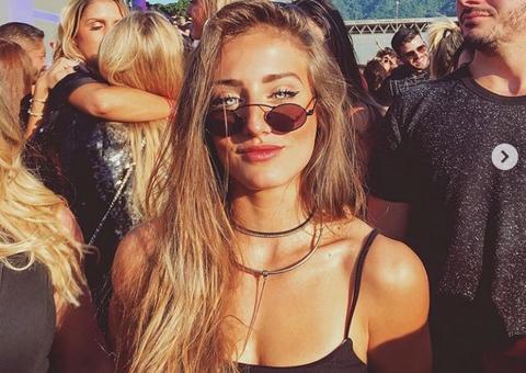 Bruna Griphao tira roupa no meio da estrada e impressiona com corpão