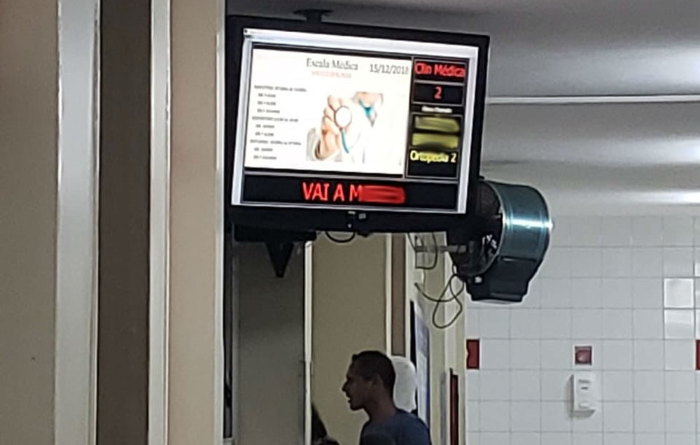 Painel de hospital exibe palavrão após paciente reclamar de demora