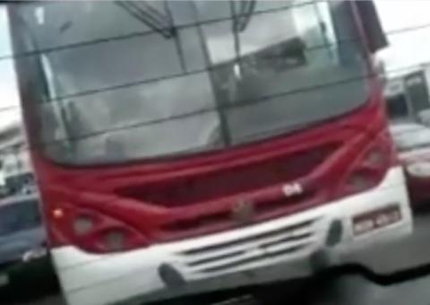 Imprudência: Vídeo mostra motorista de ônibus batendo em carro em avenida de Manaus