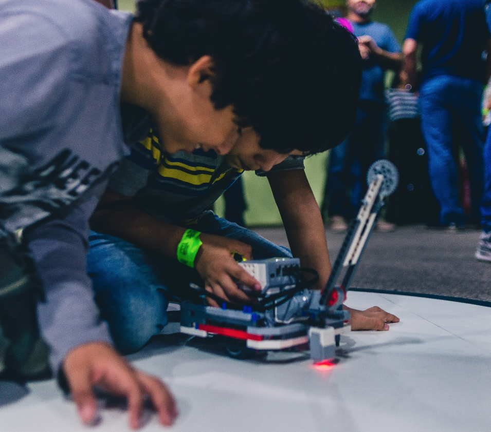 Escola de robótica oferece oficinas gratuitas para crianças em troca de roupas para doação