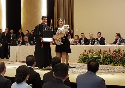 Deputada eleita recebe diploma com cadela no colo e surpreende público