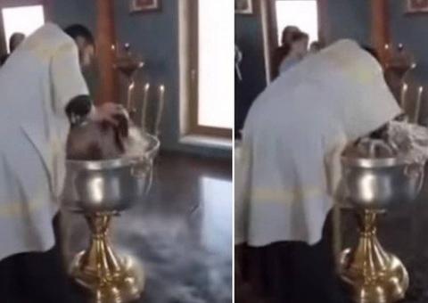 Padre quase afoga criança em batismo 'contra Satã' e vídeo viraliza na internet