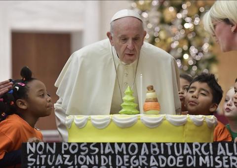 Papa Francisco faz 82 anos e ganha festa de aniversário de crianças