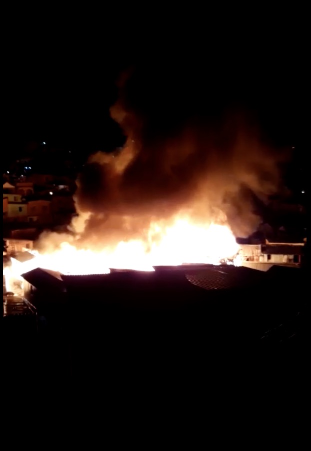  Novos vídeos mostram moradores tentando controlar incêndio de grandes proporções no Educandos