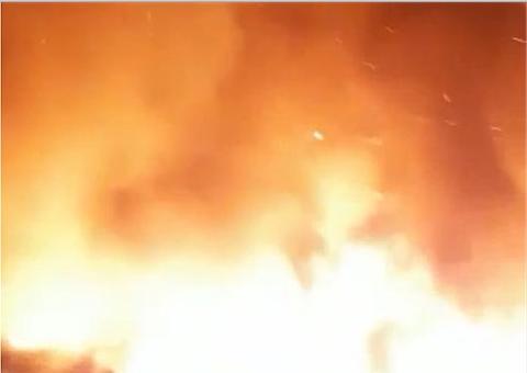  Novos vídeos mostram moradores tentando controlar incêndio de grandes proporções no Educandos