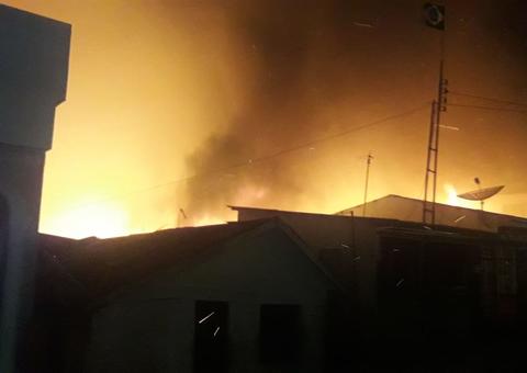 Bombeiros trabalham para evitar o avanço das chamas no Educandos