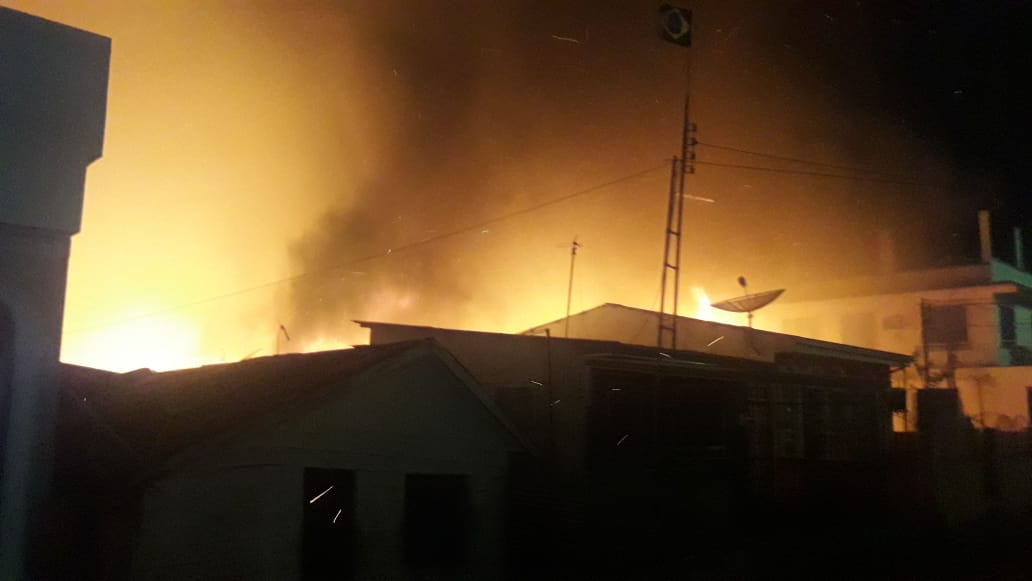 Bombeiros trabalham para evitar o avanço das chamas no Educandos