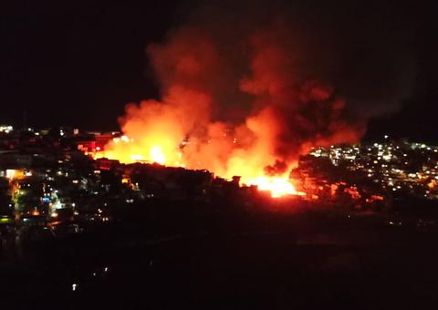 Mais de 100 casas são destruídas em incêndio de grandes proporções no Educandos