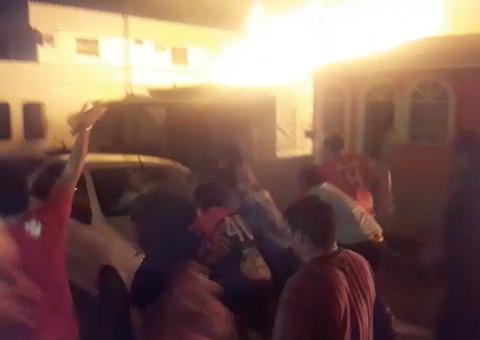 Desesperados, moradores tentam resgatar bens em incêndio no Educandos