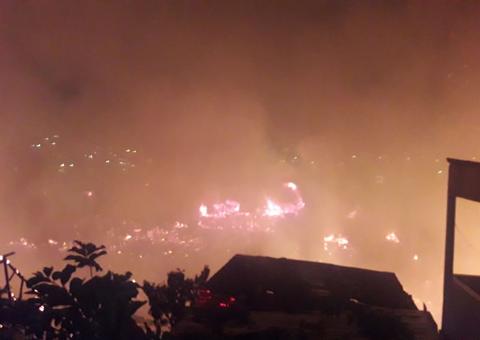 4 pessoas ficam feridas em incêndio de grandes proporções no Educandos