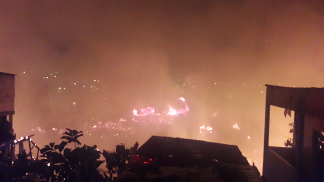 4 pessoas ficam feridas em incêndio de grandes proporções no Educandos