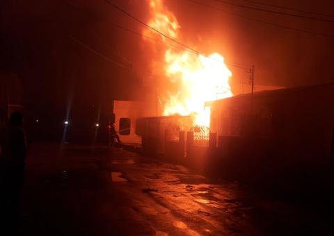 De folga, bombeiros são convocados para combater incêndio de grandes proporções no Educandos