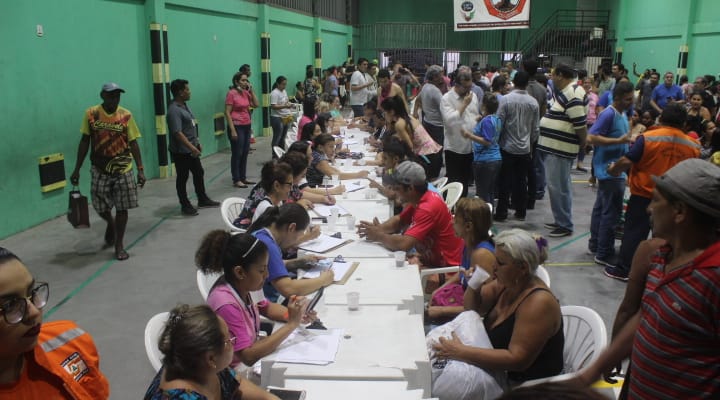 Em Manaus, pontos de coleta recebem doações para vítimas de incêndio no Educandos