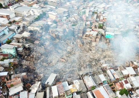 Cenário pós-incêndio no Educandos é impressionante; confira as imagens