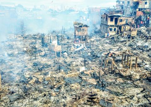 Governo anuncia aluguel social e distribuições de alimentos para vítimas de incêndio no Educandos