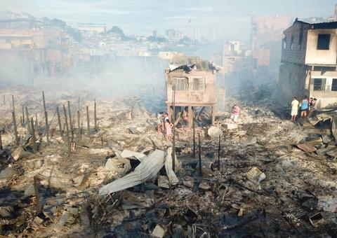 Polícia vai investigar causa do incêndio que destruiu 500 casas no Educandos