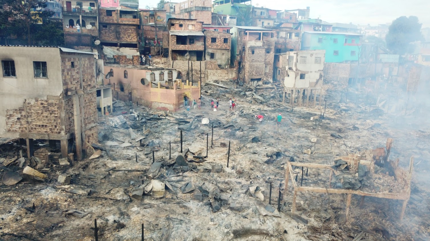 Polícia vai investigar causa do incêndio que destruiu 500 casas no Educandos