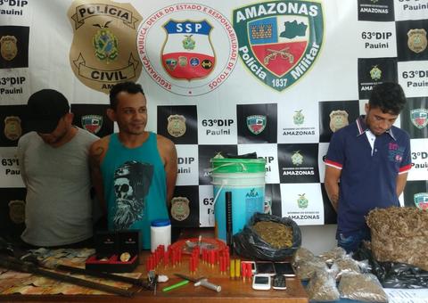Polícia prende irmãos e vizinho com armas e drogas no Amazonas 