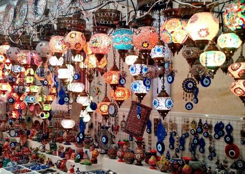 Artesãos arrecadam brinquedos e roupas para a Casa Vhida até esta quinta-feira 