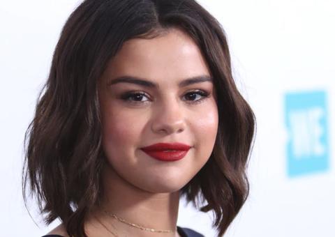 Selena Gomez ressurge após deixar clínica psiquiátrica e fãs 'piram' 