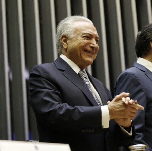 Ao se despedir de ministros, presidente diz que sentirá falta do 'Fora Temer'