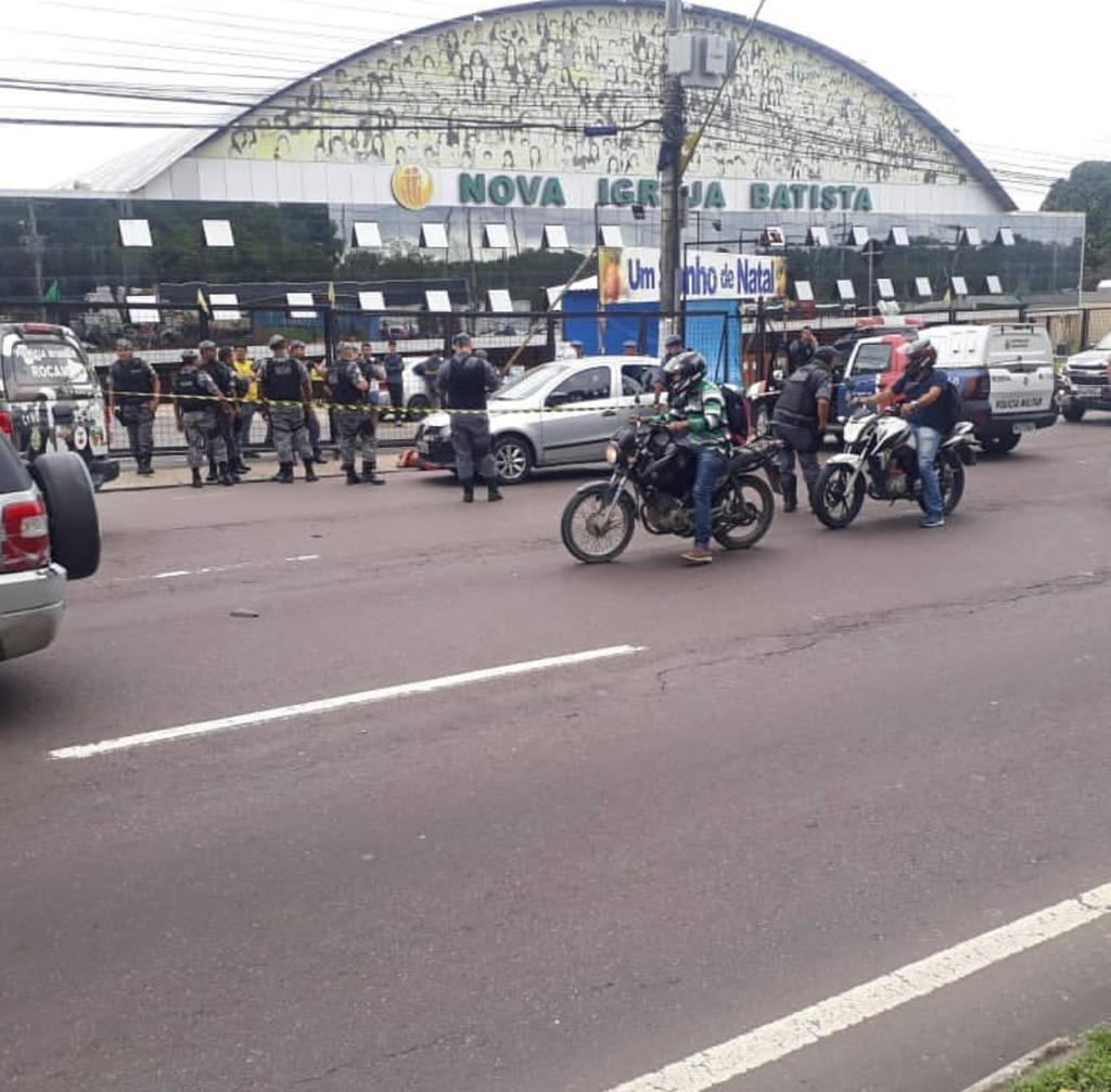 Carro é alvejado com mais de 15 tiros e ao menos três pessoas morrem em Manaus 