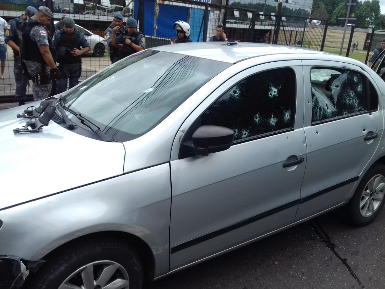 Após roubar carro, assaltantes morrem em troca de tiros com a polícia em Manaus 