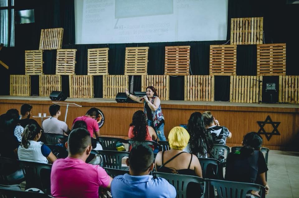 Jovem é aprovada em Letras na UEA após participar de aulões gratuitos de igreja