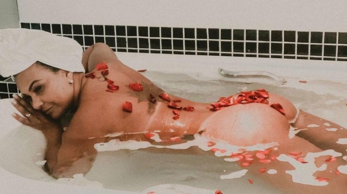 Aos 61, Solange Couto posa completamente nua de bumbum para cima na banheira