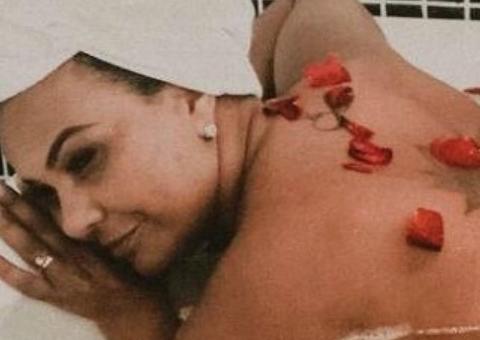 Aos 61, Solange Couto posa completamente nua de bumbum para cima na banheira