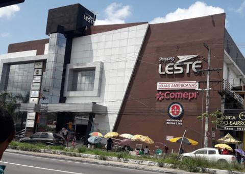 Trio invade shopping, toca terror e assalta loja de celulares em Manaus