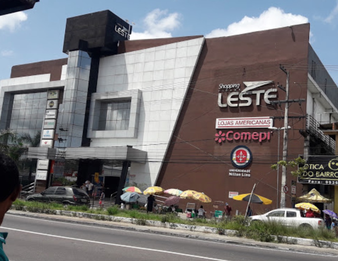 Trio invade shopping, toca terror e assalta loja de celulares em Manaus