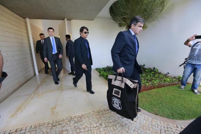 Operação da PF cumpre mandados em endereços ligados a Aécio Neves