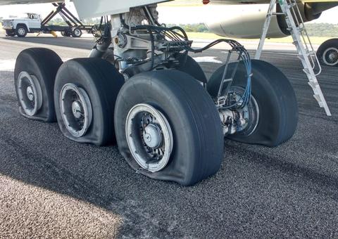 Avião da Latam faz pouso de emergência e interdita pista de aeroporto 