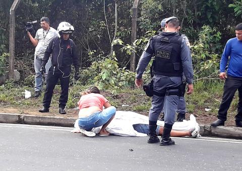 Motociclista invade contramão e morre ao ter braço dilacerado por carreta em Manaus