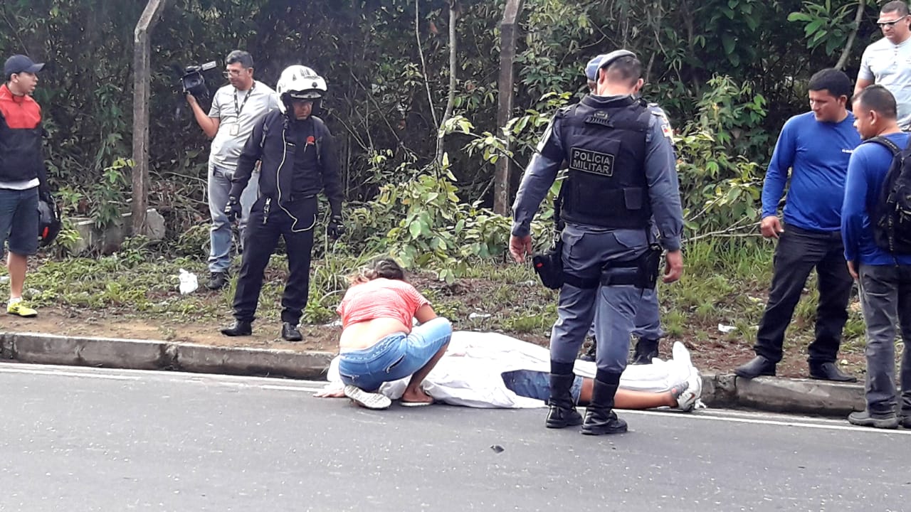Motociclista invade contramão e morre ao ter braço dilacerado por carreta em Manaus
