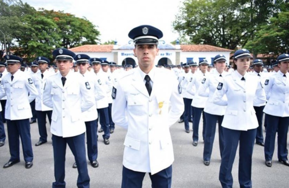 FAB anuncia concurso com 183 vagas e salários de até R$ 3,8 mil 