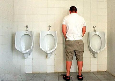 Ir ao banheiro várias vezes de noite pode ser problema de HBP