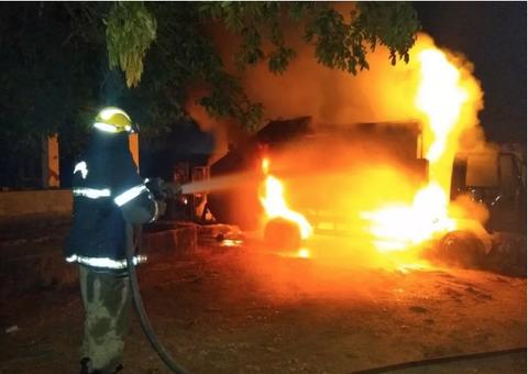 Homem diz que colocou fogo em ônibus porque fez sexo com a ex no veículo