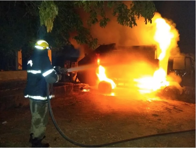 Homem diz que colocou fogo em ônibus porque fez sexo com a ex no veículo