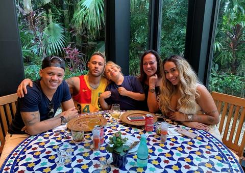 No Brasil, Neymar posa sorridente ao lado da família 