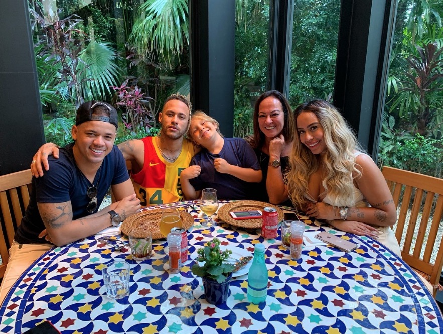 No Brasil, Neymar posa sorridente ao lado da família 