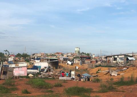 Em Manaus, 100 famílias são retiradas de terreno em reintegração de posse 