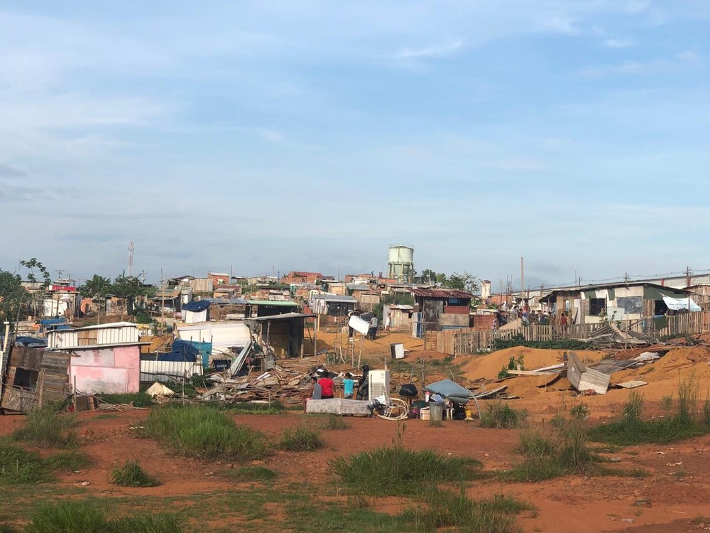 Em Manaus, 100 famílias são retiradas de terreno em reintegração de posse 