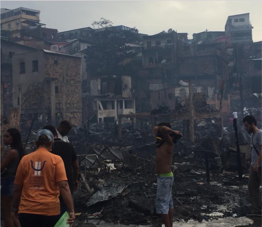 Acadêmicos de Psicologia fazem atendimento de famílias atingidas pelo incêndio no bairro Educandos