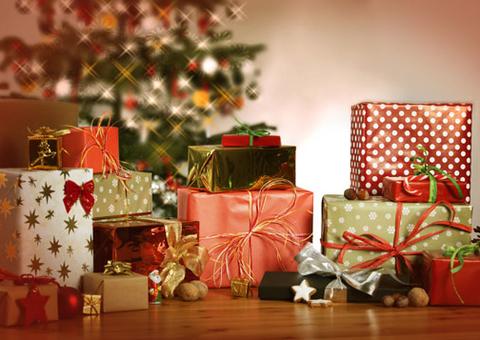 Shopping de Manaus entrega presentes a crianças de comunidade