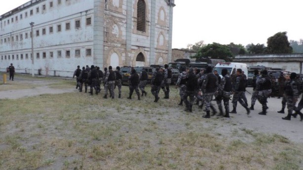 Corregedoria da PM encontra euro, dólar, peso e iene com Pezão em vistoria na cadeia
